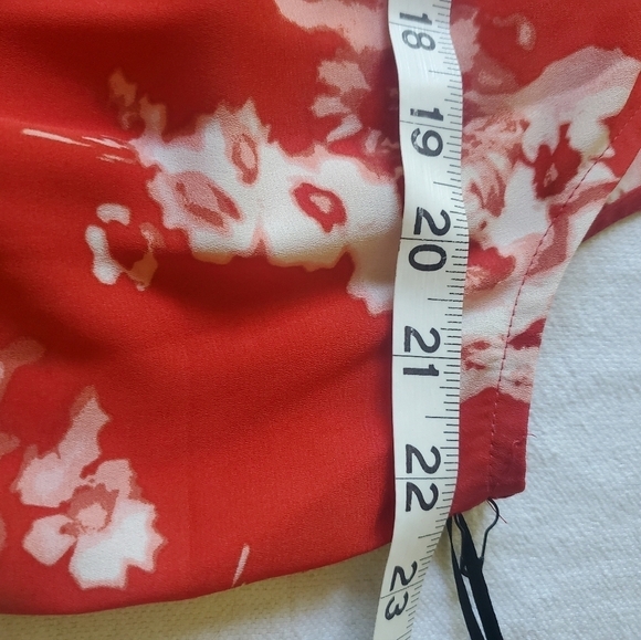 Simply Vera Vera Wang Yoke Front Shell Sleeveless Red & White Floral Sz L Tunic - Picture 11 of 11